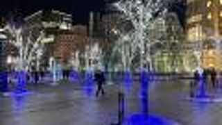 冬はイルミネーションが魅力の駅前広場