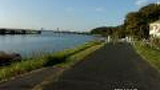 市川市の西側で東京都との境の川です。