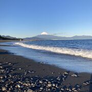 松林の緑・打ち寄せる白波・海の青さと富士山！まさに絶景！