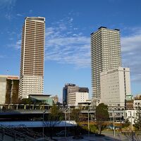 ＪＲ岐阜駅より、真ん中の屋上に看板のある低い建物がホテルです