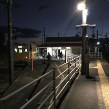 左側支線、右側本線、中央部駅舎