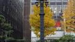 昔のガス灯のような高さのある柱が「東京市道路元標」です。