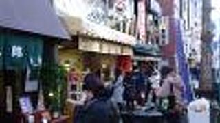 人形町観光の中心的な通りです。