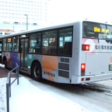 グレーの車体に派手な模様のバスです