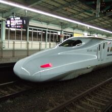 青磁色の独特な車体です