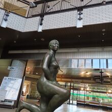 アート作品も並ぶ