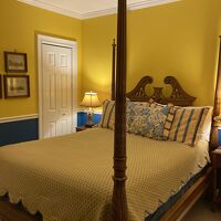 クイーンベッド。広さはまぁまぁ。