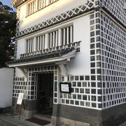 江戸時代の土蔵作り米倉を改装した倉敷考古館