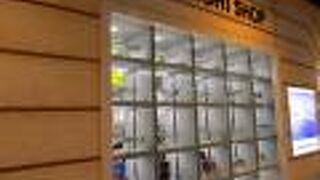 陳列ケースが飛行機内のサービスワゴンを再利用しています