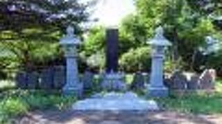明治から昭和にかけて盛岡出身の有志の手によりまとめられた藩士たちの墓地