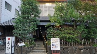 関東のお店が全て無くなってしまったので本店までやってきました。やっぱりここのうどんすきは美味しい！