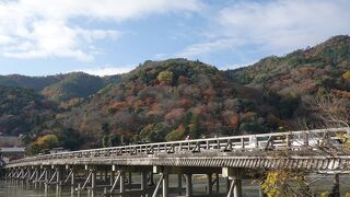 嵐山をバックにした景観は京都の代表的な景色