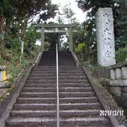 古代遺跡が境内にあります。