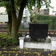 脇に説明板があります。