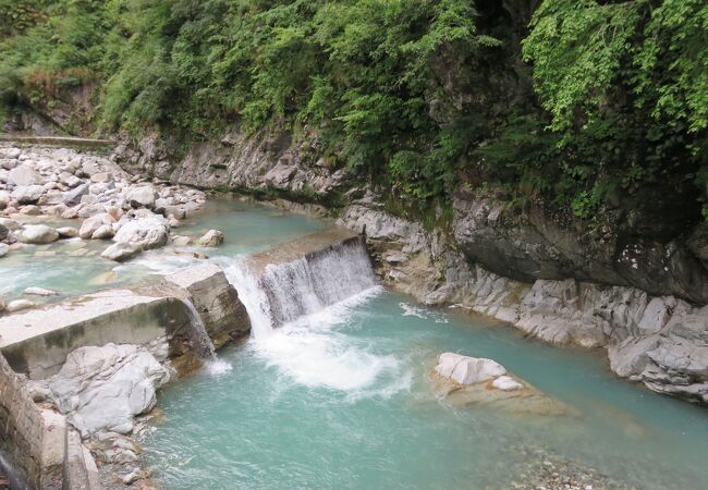 山道を歩いた先に