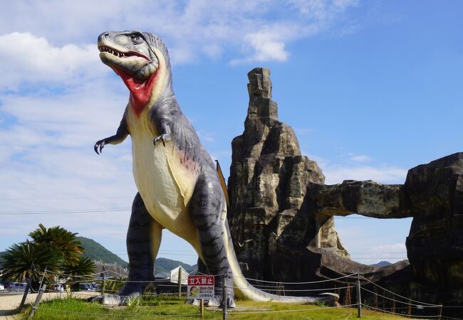 いくつかある恐竜の像はどれも意外に見ごたえあり