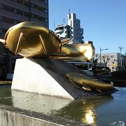 吉川の伝統のなまず料理にちなんだ金のナマズ像です