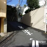 高台にあります。駅からは急坂です。