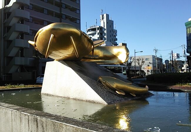 吉川駅南口　鯰モニュメント