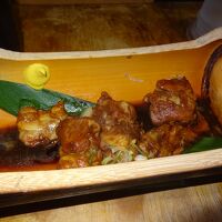 夕食で提供される、豚なんこつ煮込み。トロトロですよ。