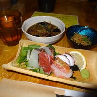 夕食の一例。豚なんこつ煮込みの他にお刺身なども出ました。