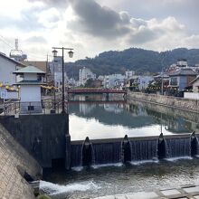 駅前の川