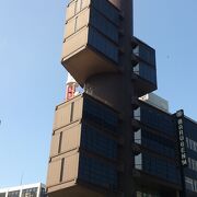 地上１２階建の独特のデザインのビル