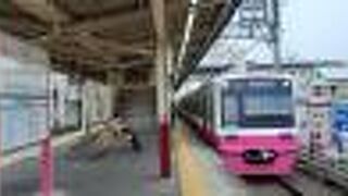 ピンクの色の車体が目立つ電車です