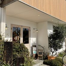 一見、住宅風の店舗