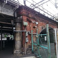 アーチの下のスペースは駐車場