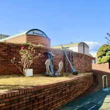 建物入り口付近