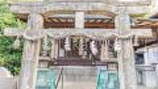 小さな神社ですが石造の鳥居の極太な感じが印象的です。