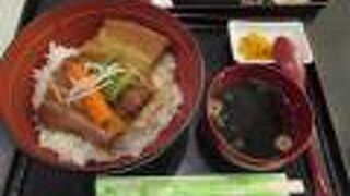 那覇空港内レストラン どんぶりの店志貫 でラフテー丼の昼食