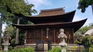 国宝の仏殿と重要文化財の庫裏が美しい