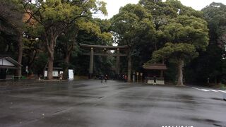 明治天皇を祀っています。