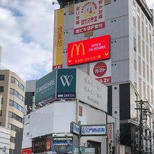 この建物の向かい右側です。