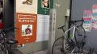 BEAMビルの敷地の一角に柱がたてられています。