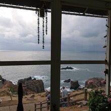 窓際の席からの東尋坊の眺めが、たいへん良し(*´∀｀*)