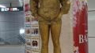 二体の像が迎えてくれる