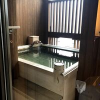 部屋露天も二人なら余裕でのんびり入れるサイズです