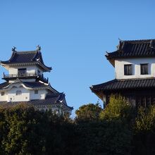 木造再建天守と移築された太鼓櫓