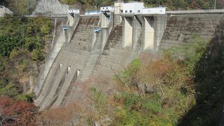横山ダムは「中空重力式ダム」、且つてセメントの価格や輸送コストが高かった頃に造られた文字通り堤体内が空洞になっている珍しいダム