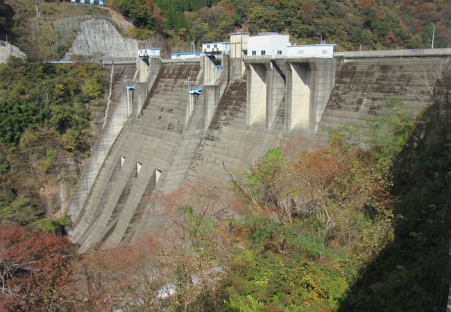 横山ダムは「中空重力式ダム」、且つてセメントの価格や輸送コストが高かった頃に造られた文字通り堤体内が空洞になっている珍しいダム