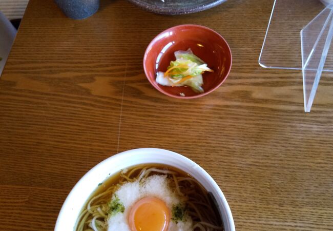 冷たいお蕎麦もおつゆのなかです