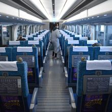 全席クロスシートで快適