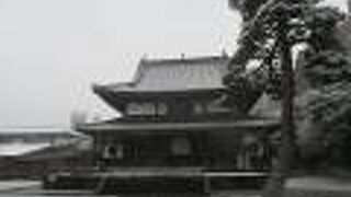 広い境内と立派な本堂が印象的なお寺