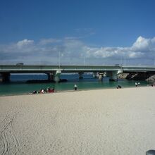 白い砂浜と青い海に大空が沖縄！
