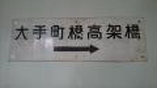 ところどころに赤レンガの壁