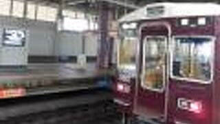 阪急宝塚駅停車中の今津線西宮北口行き