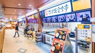 定食屋やラーメン屋があるフードコートやベーカリーなどがあります。